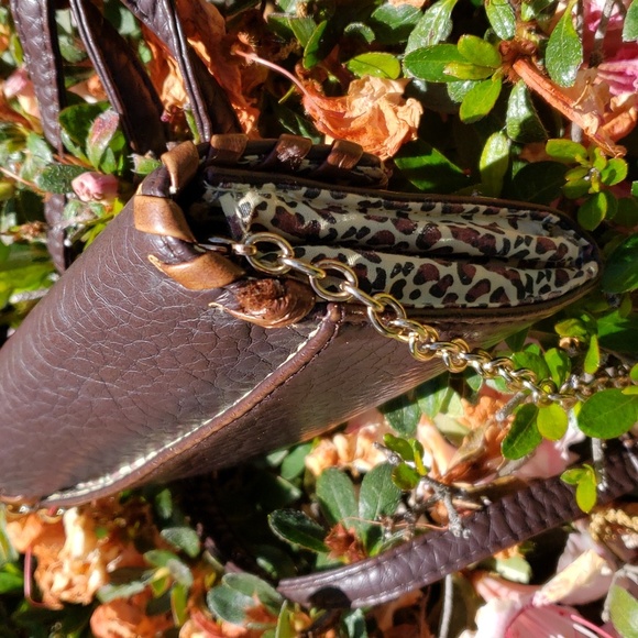 UNDER ONE SKY Crossbody with chain strap detail. cheetah print lining - Picture 4 of 13